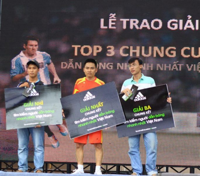 Bạn trẻ Nguyễn Văn Quang ở Hà Nội đã giành giải Nhất cuộc thi Cầu thủ dẫn bóng nhanh nhất Việt Nam với tốc độ dẫn bóng 30,4 km/h được đo bởi thiết bị miCoach. (ảnh Adidas)